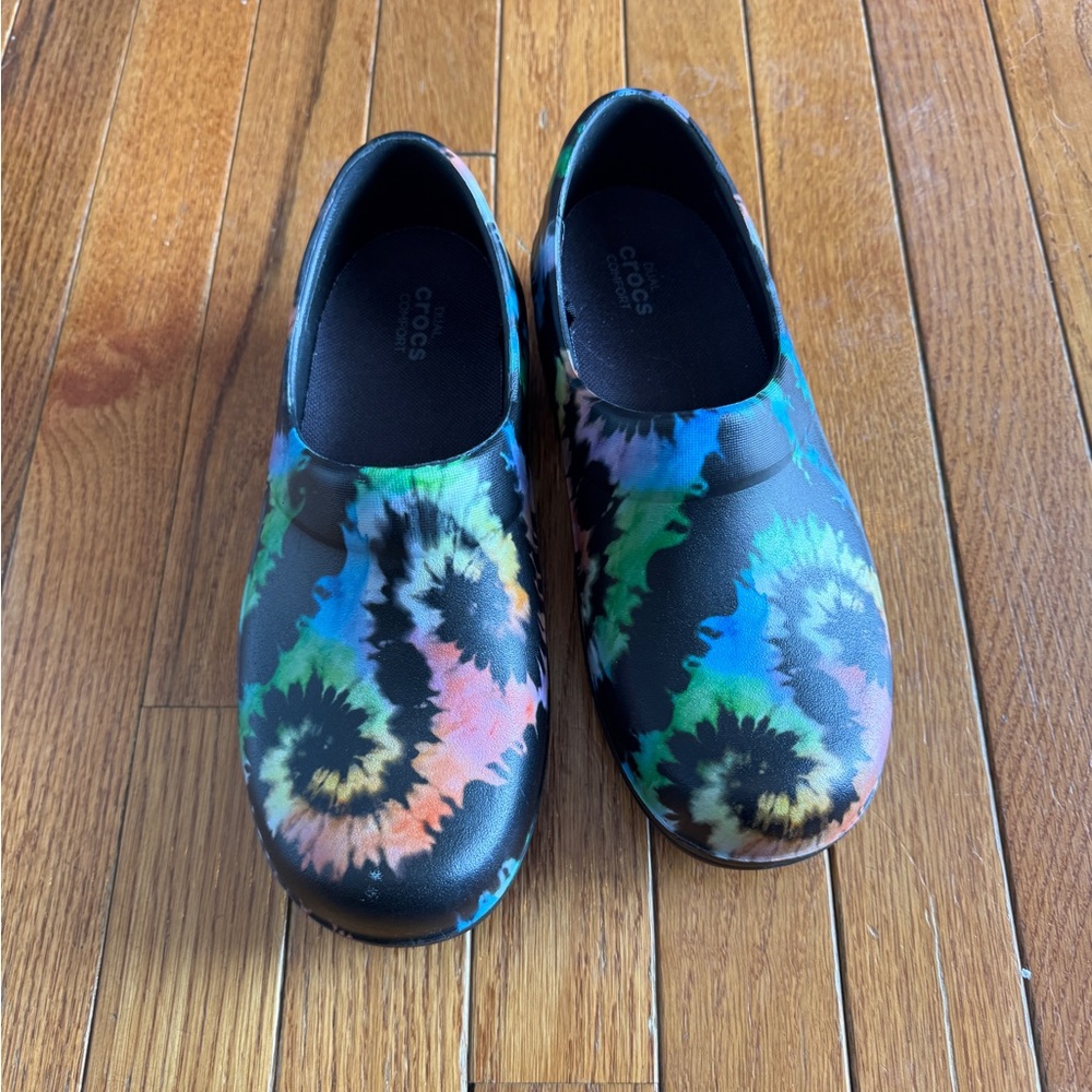 NEW Crocs Women's Neria Pro II Work Clogs in tie-dye size 6